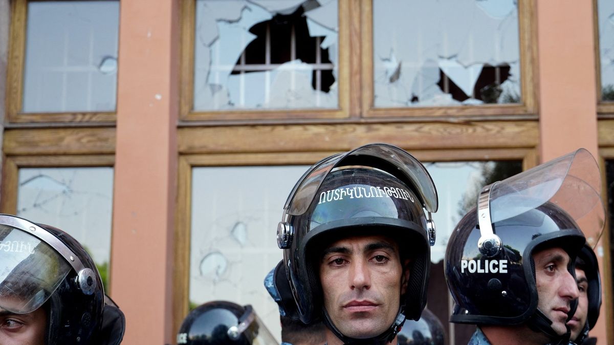Fotky: Arméni zaútočili na vládní budovu, vyčítají vládě Náhorní Karabach
